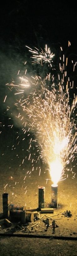 Boellern an Silvester Boeller auf der Straße produziert goldfarbenen Lichtsprudel